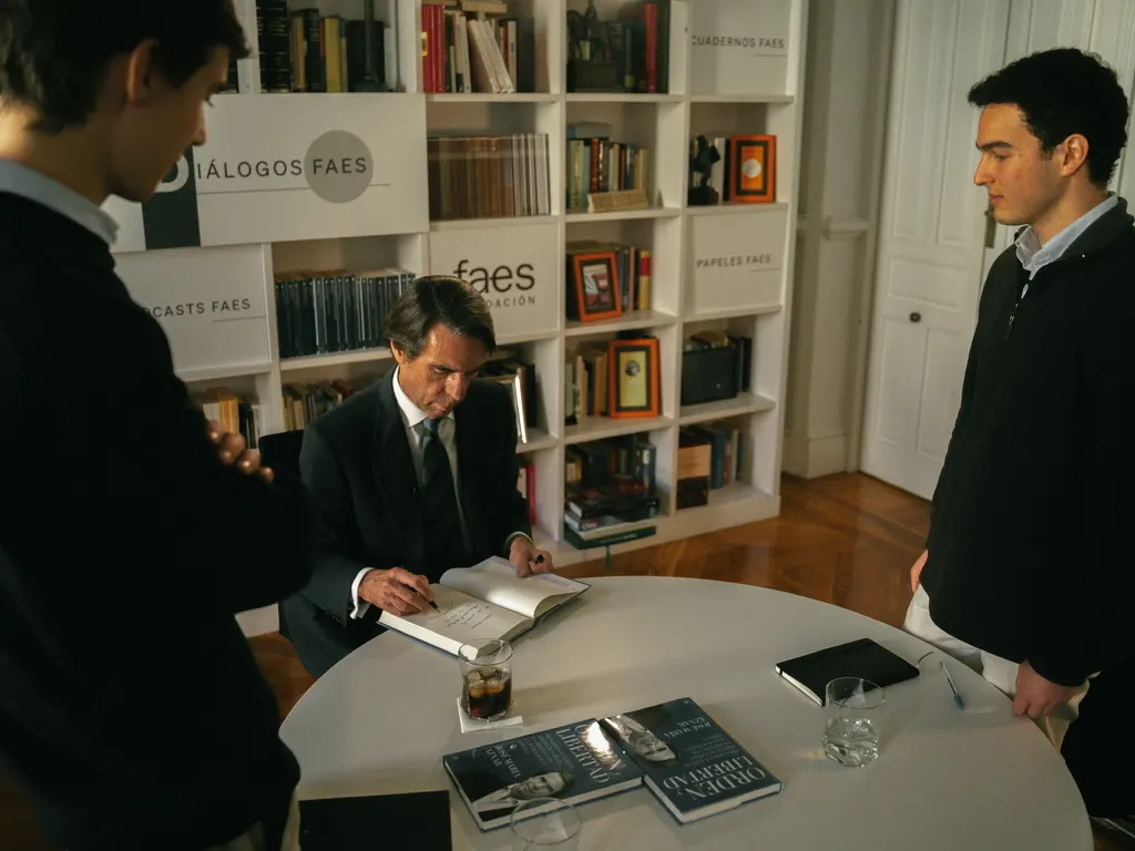 Aznar firmando