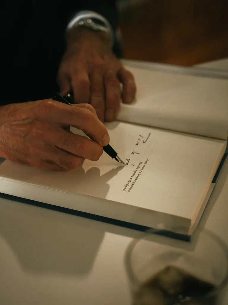 Aznar firmando libro